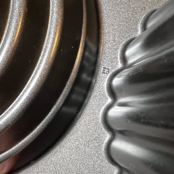 Wilton Dimensions Giant Cupcake Pan - Picture 7 of 11